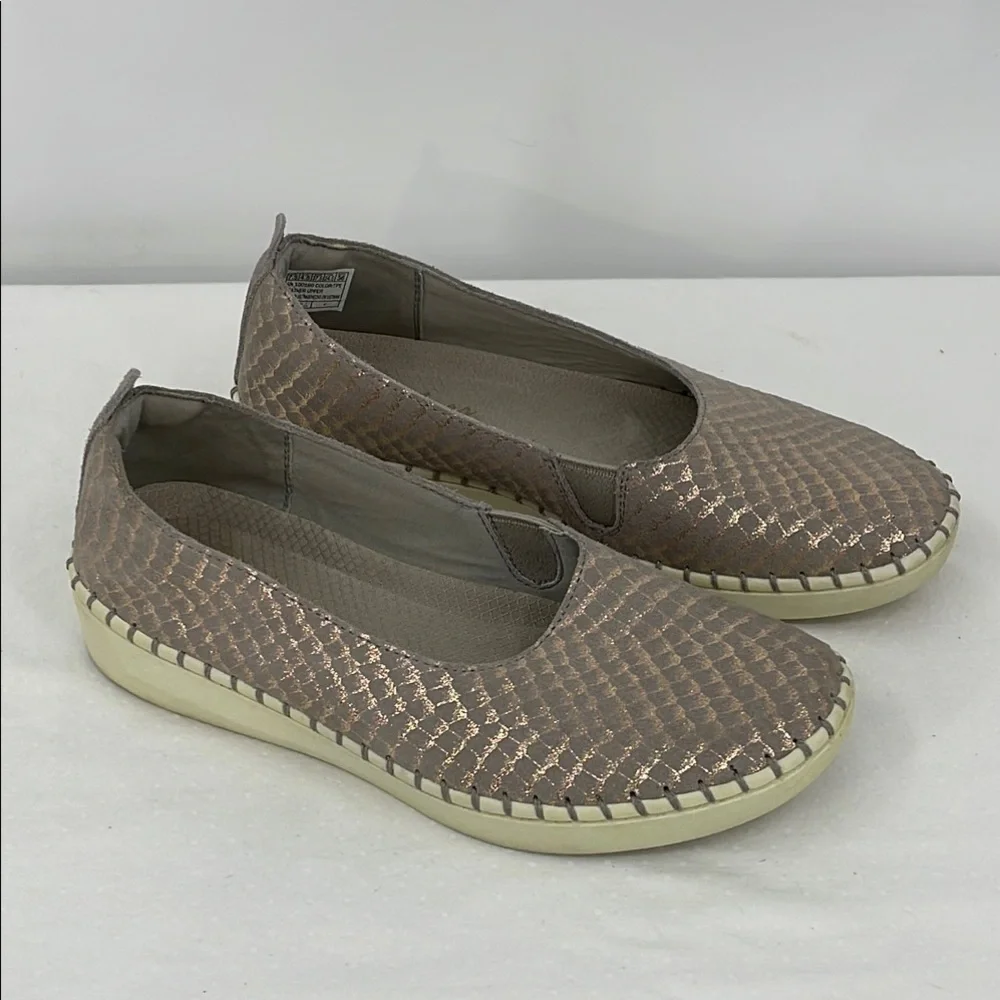 SKECHERS SIZE 7.5 Women's Slip-On Shoes in Metallic Bronze